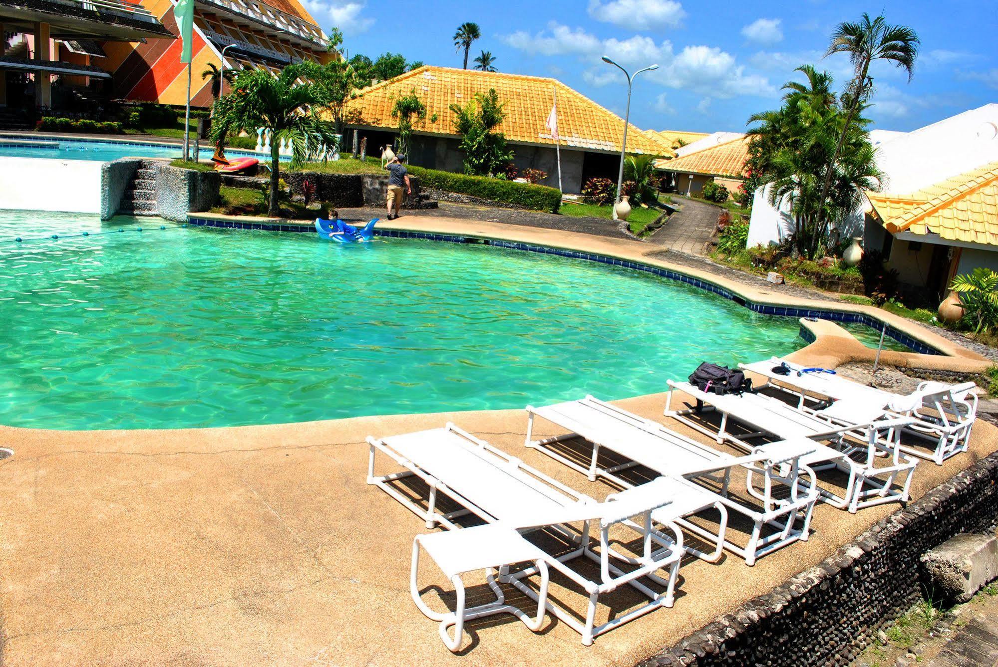 Leyte Park Resort Hotel Таклобан Екстер'єр фото